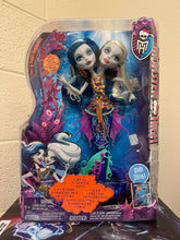 Load image into Gallery viewer, Monster High Great Scarrier Reef PERI & PEARL SERPENTINE Doll