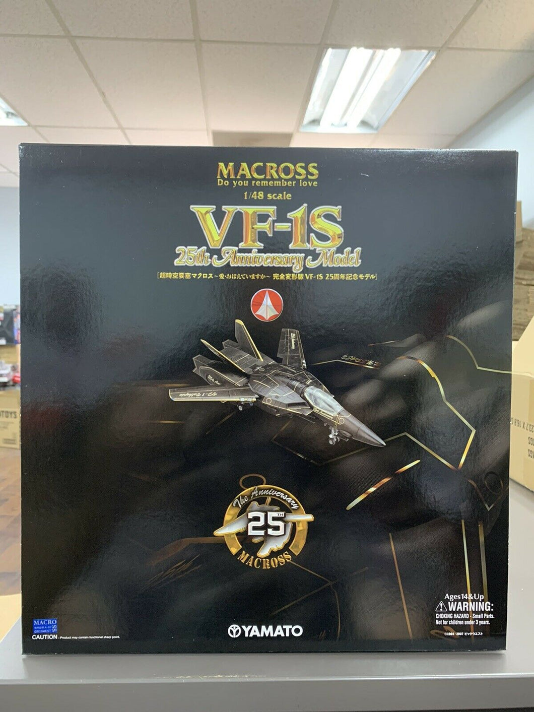 Macross 25th Anniversary Yamato 1/48 Scale Transformable VF1S Black Version