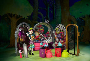 Ever After High Way Too Wonderland High and Raven Queen Playset CJC40-CO