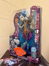 Load image into Gallery viewer, Monster High Great Scarrier Reef PERI &amp; PEARL SERPENTINE Doll