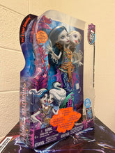 Load image into Gallery viewer, Monster High Great Scarrier Reef PERI &amp; PEARL SERPENTINE Doll